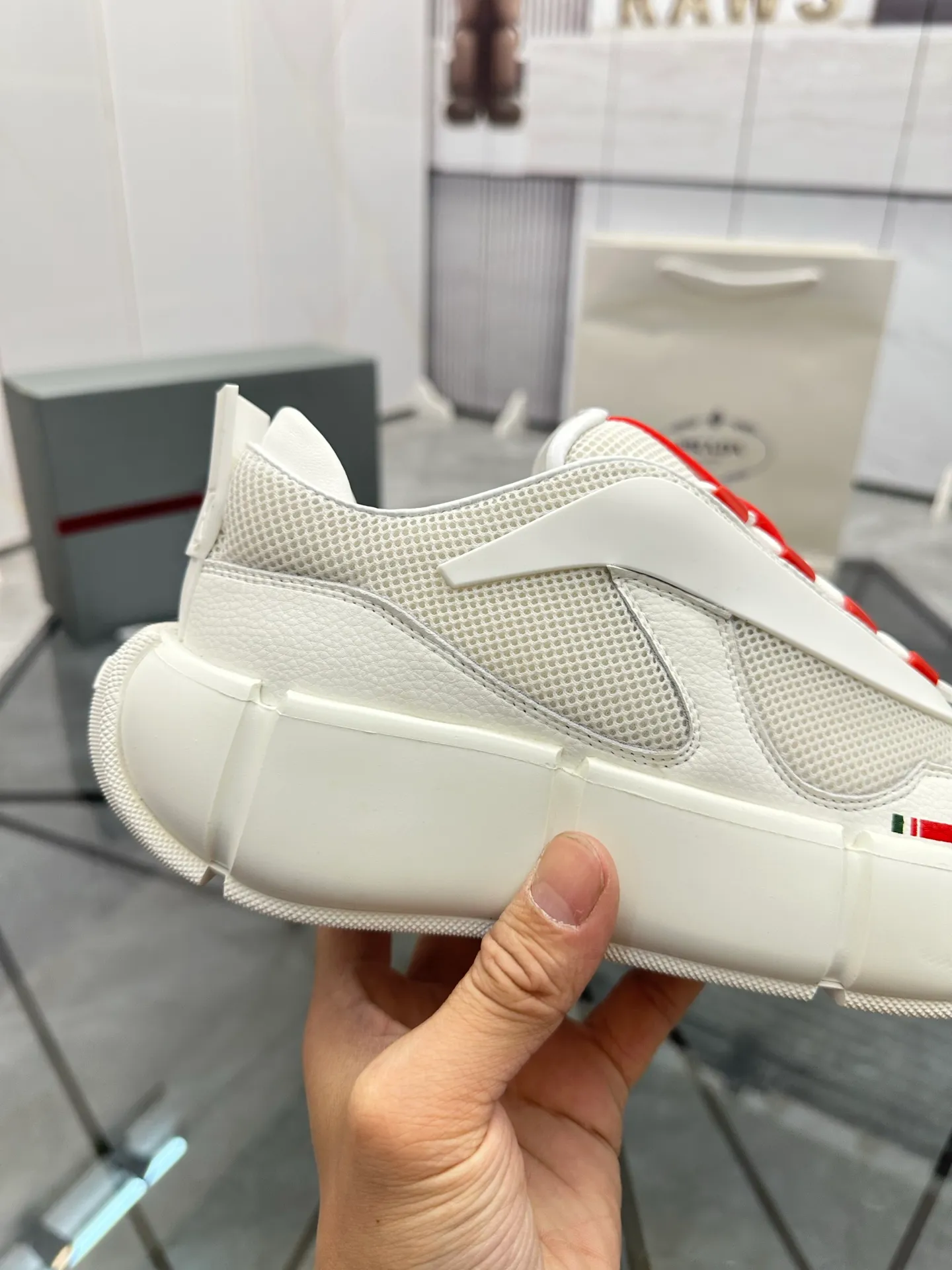 Men's shoes: 💰P500¥ High-end, complete package Product trademark: Prada *"Prada*" low-top casual shoes Regular size: 38-44 (can be customized to 45.46) Couple style Product materials: Upper imported cowhide stitched with original fabric, sheepskin lining, original outsole. Number: 846